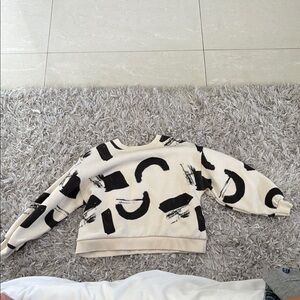 Zara Black Crew Neck Sweater with Soft Knit Fabric